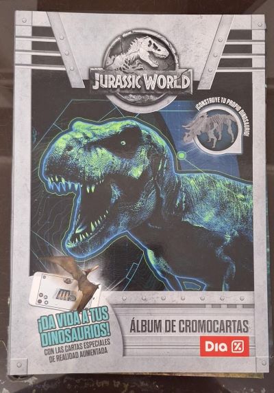 ÁLBUM DE CROMOCARTAS. JURASSIC WORLD. DÍA. INCOMPLETO