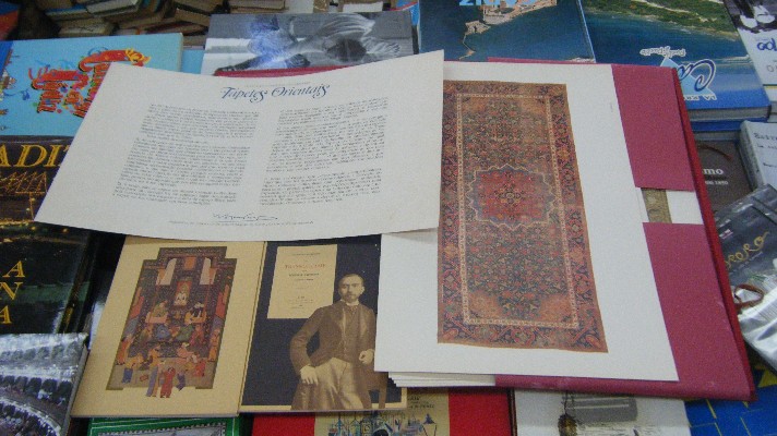 COLECCAO CALOUSTE GULBENKIAN, TAPETES ORIENTAIS. 2 LIBRETOS MÁS CARPETA CON 20 ESTAMPAS