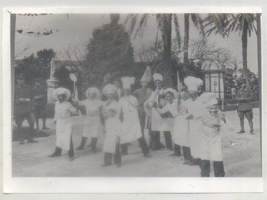 FOTO. REPRODUCCIÓN. CARNAVAL DE CÁDIZ,AÑOS 20. GRUPO DE NIÑOS, PARQUE GENOVÉS.