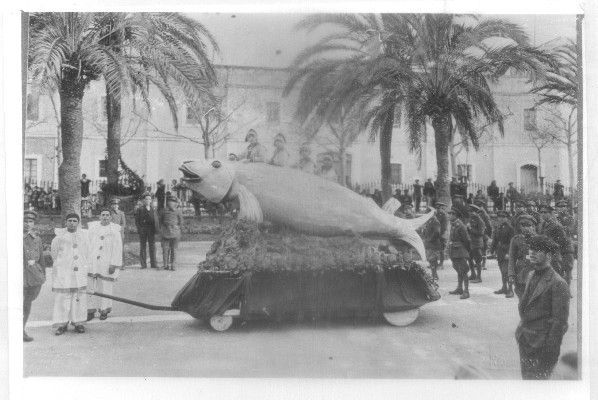 FOTO. REPRODUCCIÓN. CARNAVAL DE CÁDIZ, AÑOS 20. CARROZA  PEZ, PARQUE GENOVÉS.