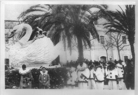 FOTO. REPRODUCCIÓN. CARNAVAL DE CÁDIZ, AÑOS 20. CARROZA  CISNE Y PAYASOS, PARQUE GENOVÉS.
