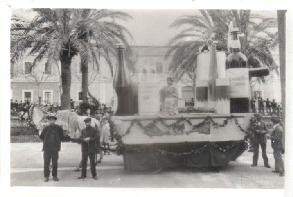 FOTO. REPRODUCCIÓN. CARNAVAL DE CÁDIZ, AÑOS 20. CARROZA  BOTELLAS, PARQUE GENOVÉS.