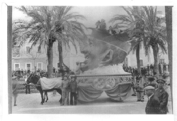 FOTO. REPRODUCCIÓN. CARNAVAL DE CÁDIZ, AÑOS 20. CARROZA  CABEZUDO, PARQUE GENOVÉS.
