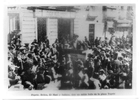 FOTO. REPRODUCCIÓN. CARNAVAL DE CÁDIZ. PEPETE, BELICA, EL MORI Y SALINAS EN PLAZA LAS FLORES.