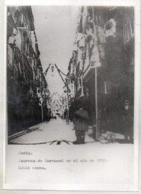 FOTO. REPRODUCCIÓN. ESORNOS CARNAVAL DE CÁDIZ 1910, CALLE ANCHA.