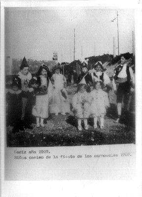 FOTO. REPRODUCCIÓN. NIÑOS CAMINO DE LA FIESTA CARNAVALES 1909 CADIZ.