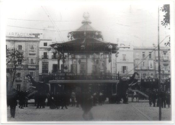 FOTO. REPRODUCCIÓN. CARNAVAL DE CADIZ, TEMPLETE CHINO 4 ELEFANTES SOBRE 1911.