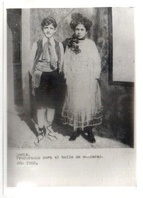 FOTO. REPRODUCCIÓN. CARNAVAL DE CADIZ, PREPARADOS PARA EL BAILE DE MASCARAS AÑO 1909.