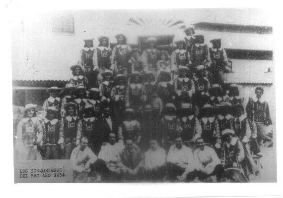 FOTO. REPRODUCCIÓN. CARNAVAL DE CADIZ. CORO LOS MOSQUETEROS DEL REY 1954.