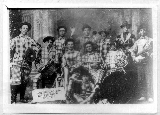 FOTO. REPRODUCCIÓN. CARNAVAL DE CADIZ. LOS MUSICOS REYES DEL CIRCO 1926.