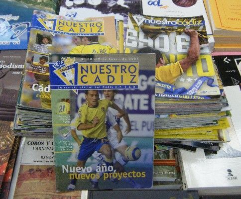 NUESTRO CÁDIZ. REVISTA OFICIAL DEL CÁDIZ C.F. UNAS 125 REVISTAS. LEED LA DESCRIPCIÓN COMPLETA