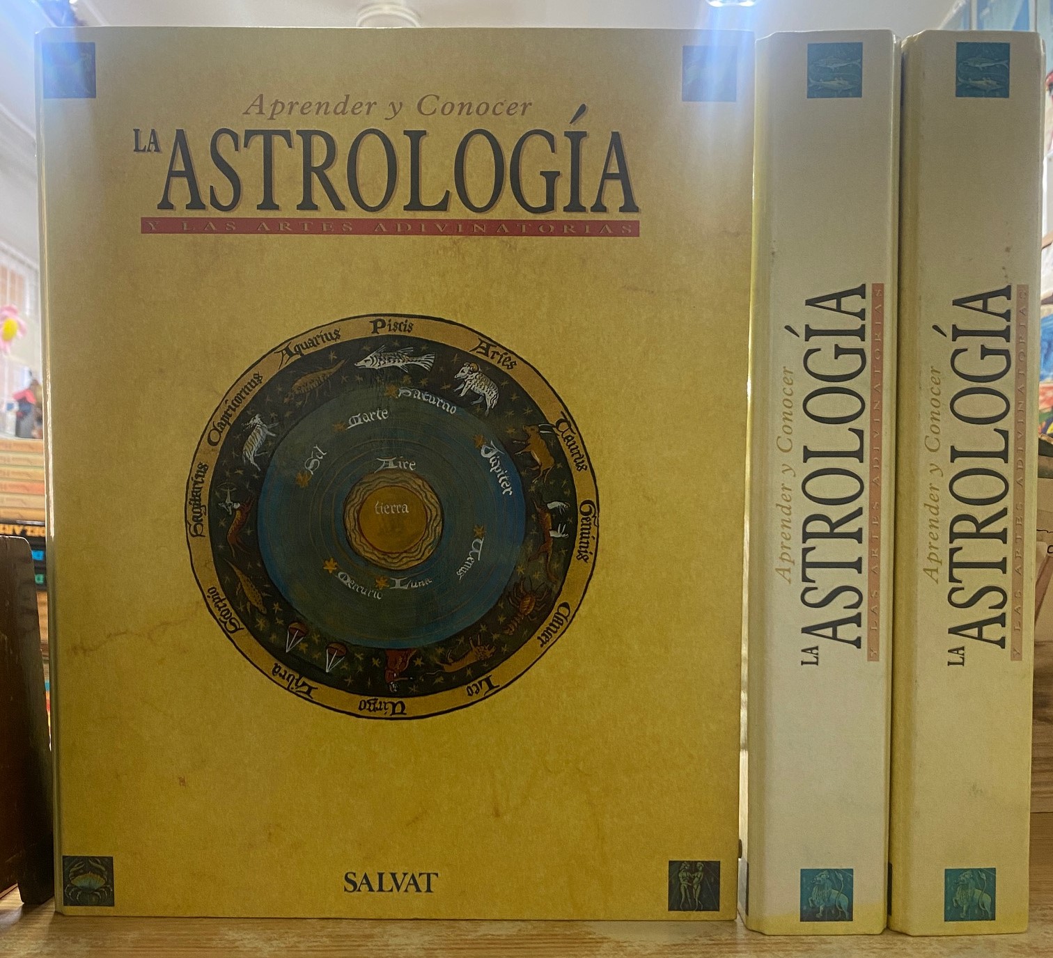 APRENDER Y CONOCER LA ASTROLOGÍA. SALVAT. 3 ARCHIVADORES + CAJA DE RECURSOS (ZA-47)