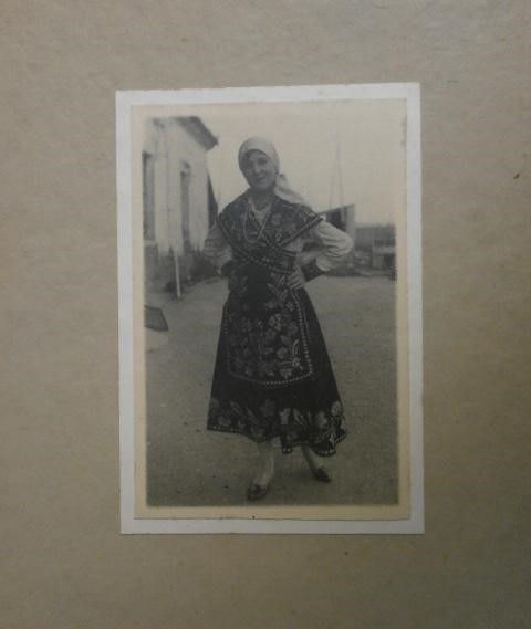 FOTOGRAFIA ANTIGUA FOTO MUJER CON TRAJE REIONAL-DE PURA CEPA 30X20CM AÑOS 40 SIN FOTOGRAFO