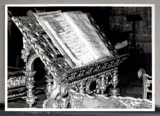 FOTOGRAFIA LIBRO CANTORAL CATEDRAL DE SEVILLA. CON FOTOGRAFO, RUESGA BONO.