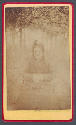 FOTOGRAFIA DE SEÑORA, ALGO DETERIORADA. SOBRE 1900.