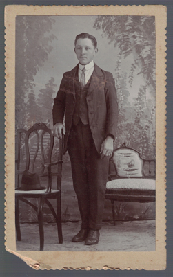 FOTOGRAFIA DE JOVEN. FOTO LUZ Y SOMBRA DE FLORO CORTELLA. COLONIA ZUIZA, NUEVA HELVECIA. SOBRE 1920.
