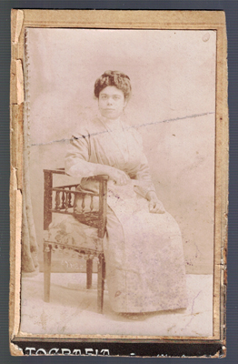 FOTOGRAFIA DE SEÑORITA SENTADA. SOBRE 1900.