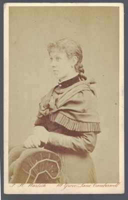 FOTOGRAFIA DE SEÑORITA. FOTO F.H.WARTICH. SOBRE 1890.