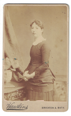 FOTOGRAFIA DE SEÑORITA. FOTO HAUKINS BRIGHTON & BATCH. SOBRE 1890.