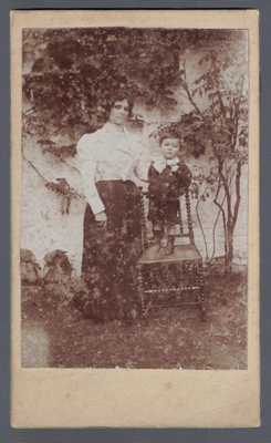 FOTOGRAFIA DE MADRE E HIJA. SOBRE 1910.