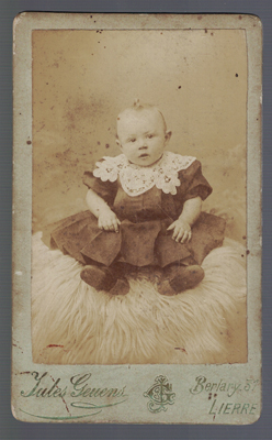 FOTOGRAFIA DE NIÑA. FOTO YULES GEUENS (LIERRE). SOBRE 1900.