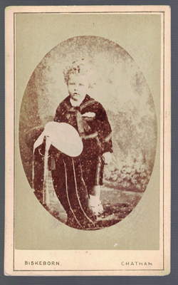FOTOGRAFIA NIÑO. FOTO BISKEBORN CHATHAN. SOBRE 1900.