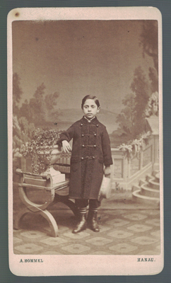 FOTOGRAFIA DE NIÑO. FOTO A. HOMMEL (HAHAU). SOBRE 1870.