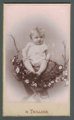 FOTOGRAFIA DE NIÑA. FOTO H. THILLIER (ANGERS), SOBRE 1890.