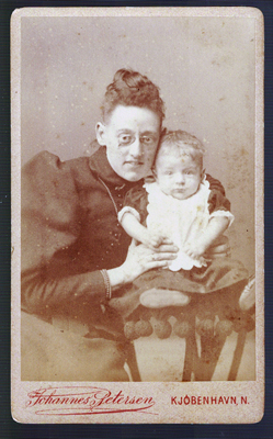 FOTOGRAFIA DE MADRE E HIJO. FOTO JOHANNES PETERSEN, KJOBENHAVN, N. SOBRE 1890.