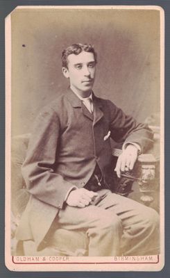 FOTOGRAFIA DE JOVEN. FOTO OLDHAM & COOPER, BIRMINGHAN. SOBRE 1880.