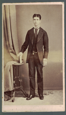 FOTOGRAFIA DE JOVEN. FOTO J. GUTIERREZ, MADRD. SOBRE 1890.