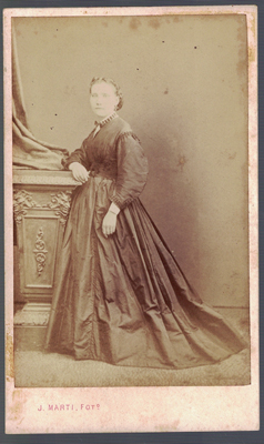 FOTOGRAFIA DE SEÑORA. FOTO J. MARTI, BARCELONA. SOBRE AÑO 1880.