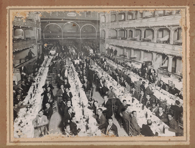 FOTOGRAFIA COMIDA EN TEATRO PRINCIPAL, SOBRE 1910-15. FOTO IGLESIAS.