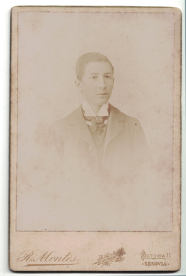 FOTOGRAFIA DE JOVEN. FOTO R. MONTES. SEGOVIA. SOBRE 1870.