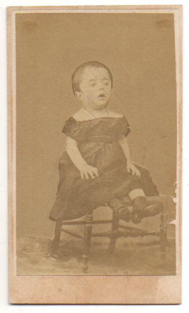 FOTO DE RETRATO DE NIÑA. FOTOGRAFO RAFAEL ROCAFULL. CADIZ. AÑO 1865.