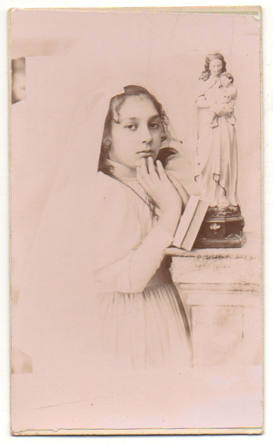 FOTO DE ANGELITA, DE COMUNION. FOTOGRAFO RAFAEL ROCAFULL. CADIZ. AÑO 1875.