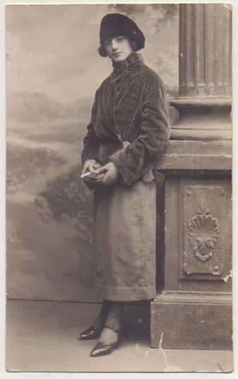 FOTOGRAFIA DE SEÑORITA, PAPEL TIPO TARJETA POSTAL, FOTO DE F. BARRIEGO, AÑO 1924.