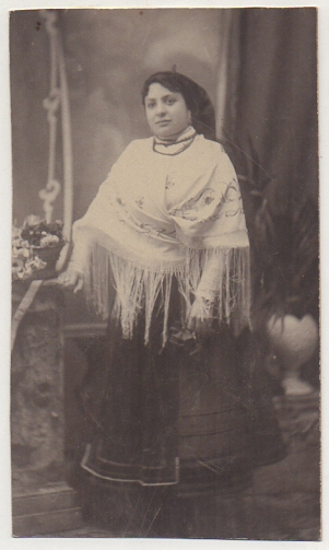 FOTOGRAFIA DE SEÑORITA, PAPEL FOTOGRAFICO TIPO TARJETA POSTAL, AÑO 1908.