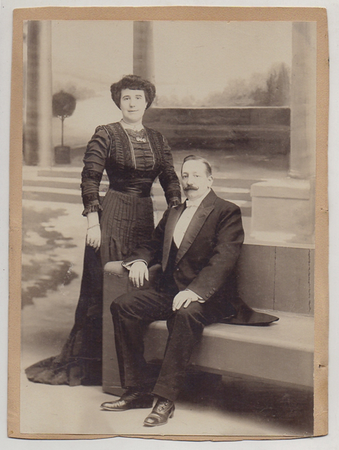 FOTOGRAFIA DE PAREJA. PEGADA SOBRE CARTON. SOBRE 1910.