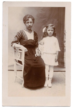 FOTOGRAFIA POSTAL FAMILIAR ESCRITA EN REVERSO SIN CIRCULAR, SOBRE 1920