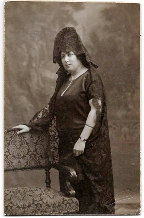 FOTOGRAFIA POSTAL DE SEÑORA CON MANTILLA, SIN CIRCULAR SOBRE 1930 NIEPCER-BARCELONA