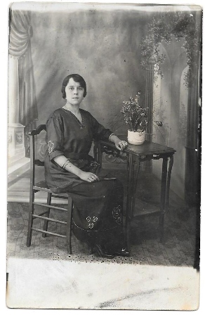 FOTOGRAFIA POSTAL DE SEÑORA, SIN CIRCULAR SOBRE 1920