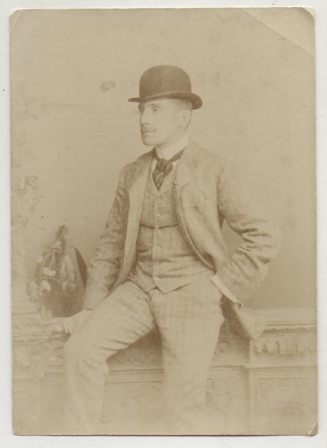 FOTOGRAFIA DE ESTUDIO CABALLERO CON SOMBRERO, SOBRE 1900