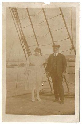 FOTOGRAFIA POSTAL SIN CIRCULAR, RETRATO DE PAREJA EN EMBARCACION MARITIMA