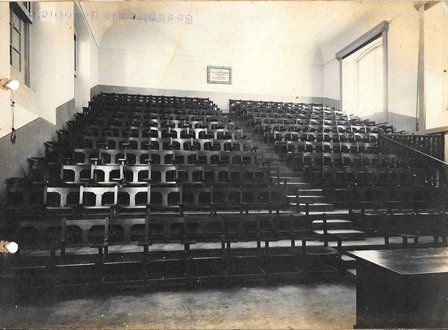 FOTOGRAFIA AULA DE UNIVERSIDAD O FACULTAD SIN DEFINIR. FOTO ONRUBIA OLMOS Y CATALAN, MUEBLES MADRID