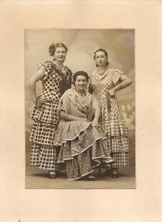 FOTOGRAFIA GRUPO DE TRES SEÑORITAS CON TRAJES DE FLAMENCA, SOBRE 1930