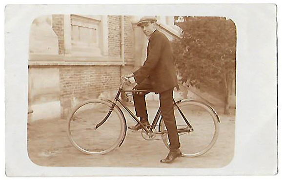 FOTO POSTAL JOVEN EN BICICLETA. SIN CIRCULAR. ESCRITA. SOBRE 1920