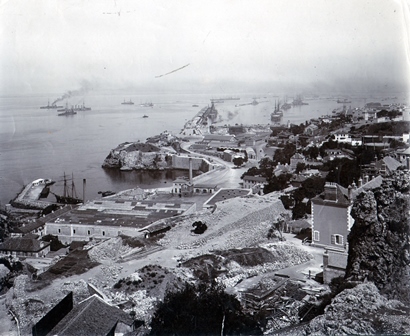 FOTO DE GIBRALTAR CON ROTO EN CORTO INFERIOR SOBRE 1880.