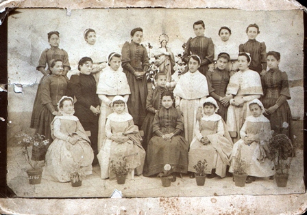 FOTO DE COLEGIO RELIGIOSO DE NIÑAS SOBRE 1900. MUY DESLUCIDA CON ROTOS.