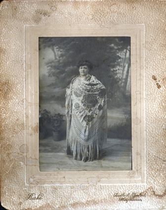 FOTO DE SEÑORITA CON MANTON DE MANILA. FOTO BORKE (SEVILLA) SOBRE 1900